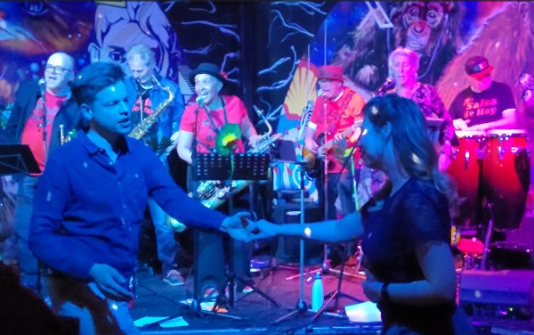 Salsa dansen met Salsa de Hoy in Trapop!, salsaband Salsa de Hoy te Utrecht Salsa dansen met Salsa de Hoy in Trapop!: salsaband Salsa de Hoy te Utrecht