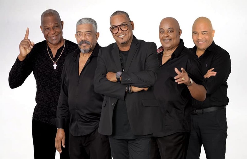 Juni Juliet & The Legends. Vlnr: Sidney ‘Mr.Saab’ Isidora, Orlando ‘Naño’ Rosario, Juni Juliet, Humphrey ‘Ompi’ Stefania en Gilbert ‘Gibi’Doran.