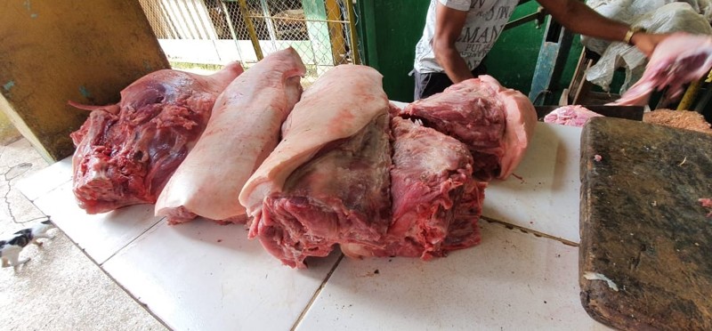 Vlees op de markt voor de families