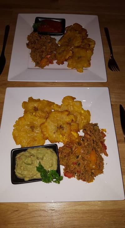 Patacones met Guacamole en gestoofde tonijn.